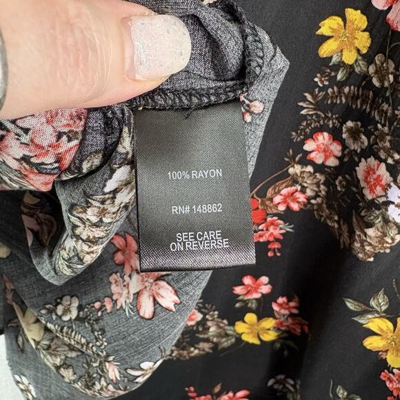 Torrid Women’s Sz 5 (30/32) Floral Skull‎ Challis Button Front Dolman Sleeve Top - Picture 9 of 9